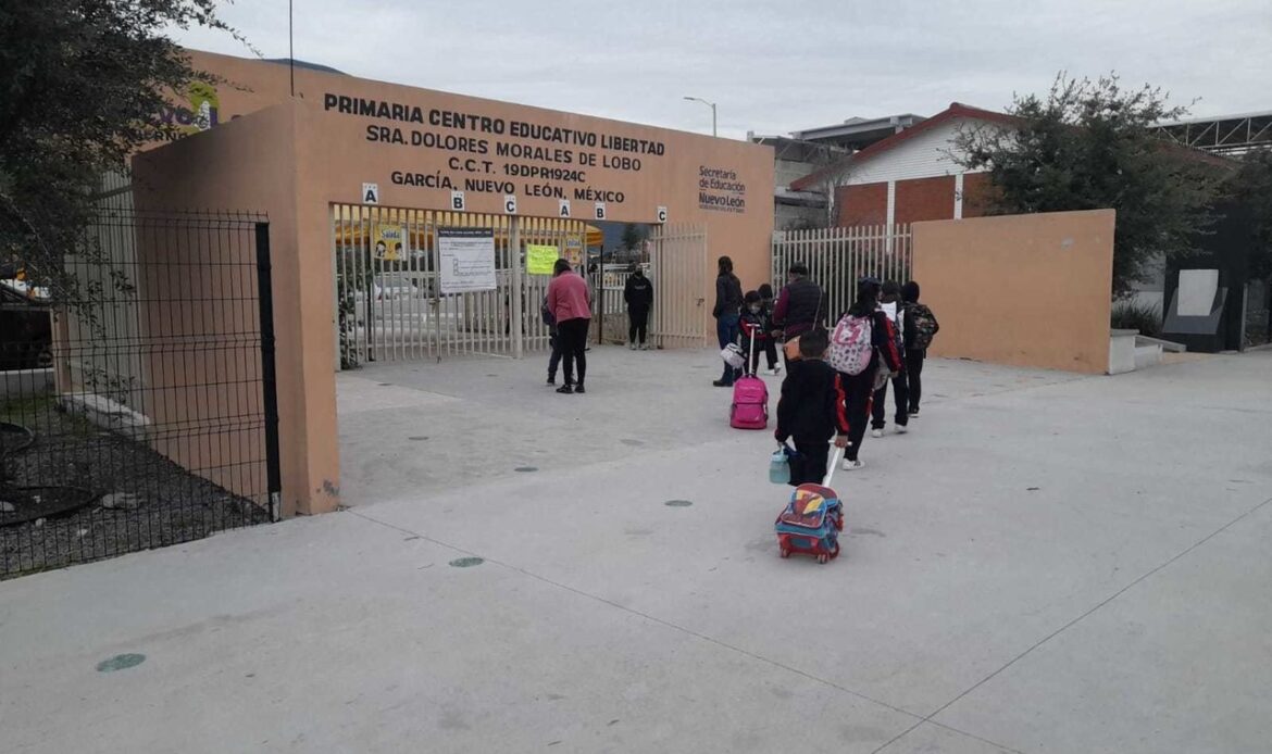 Reportan falta de luz en primaria de García desde su entrega