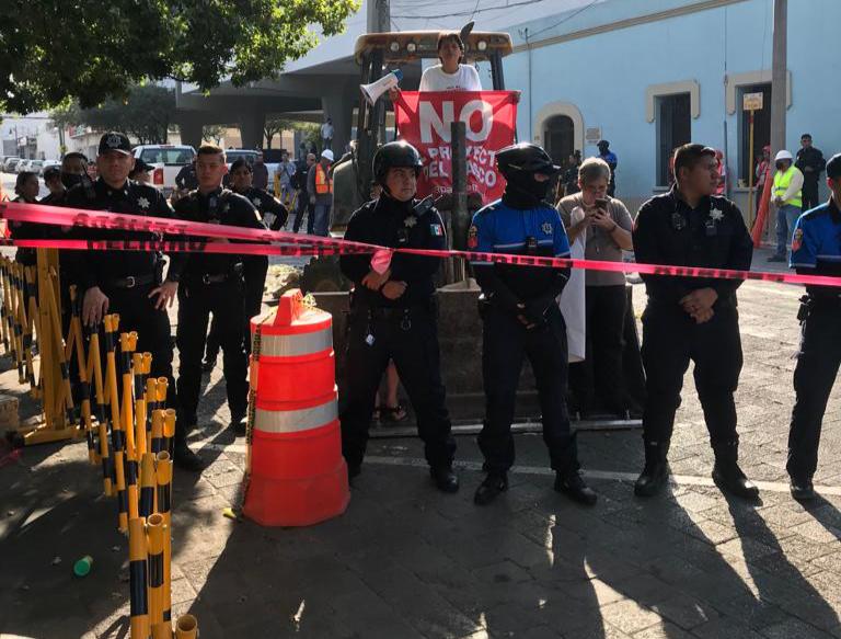 Vecinos enfrentan a policías en obras de casco de San Pedro