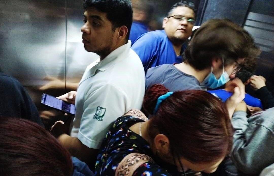 Quedan atrapados en elevador 10 empleados del IMSS