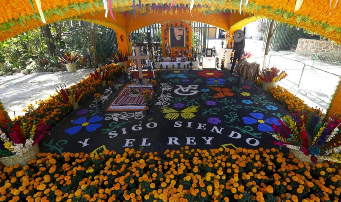Recuerdan a Vicente Fernández con ofrenda de Día de Muertos