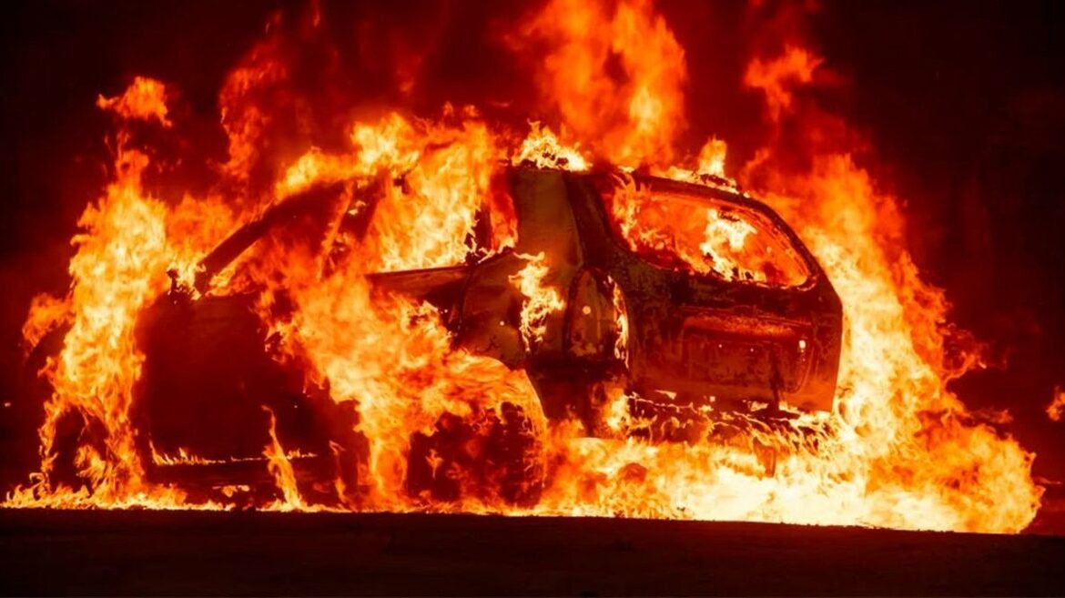 Mujer tóxica incendia auto de su pareja y lo calcina
