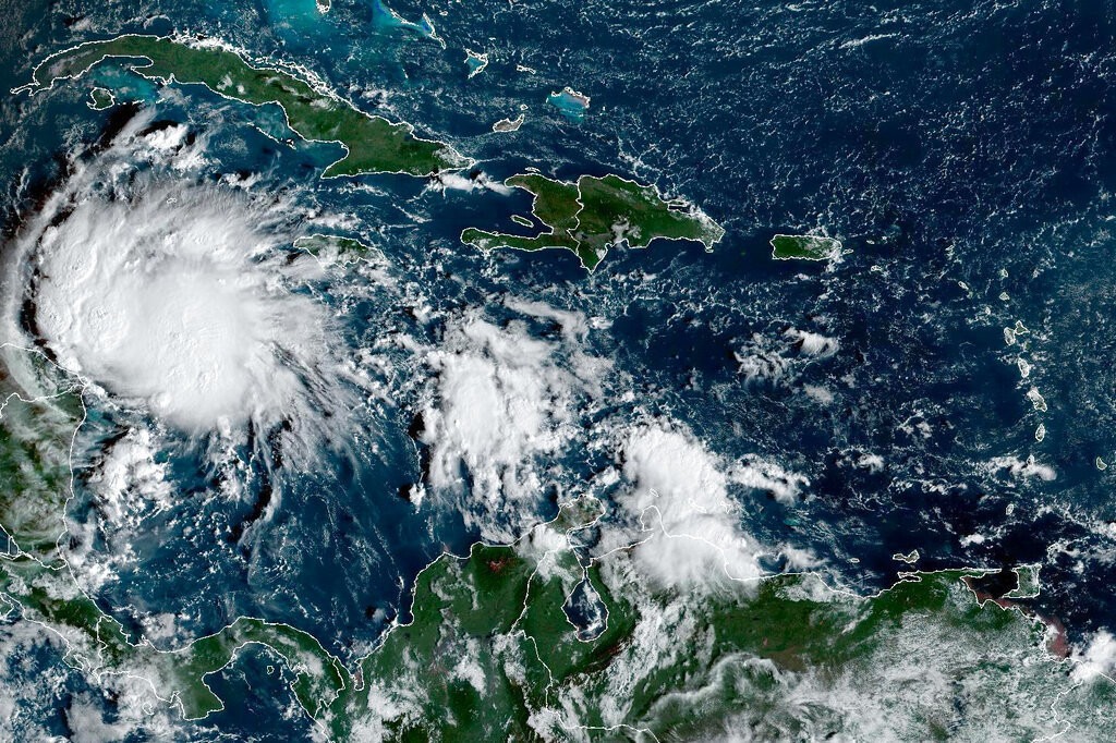 Tormenta ‘Lisa’ se convierte en huracán; se acerca a México