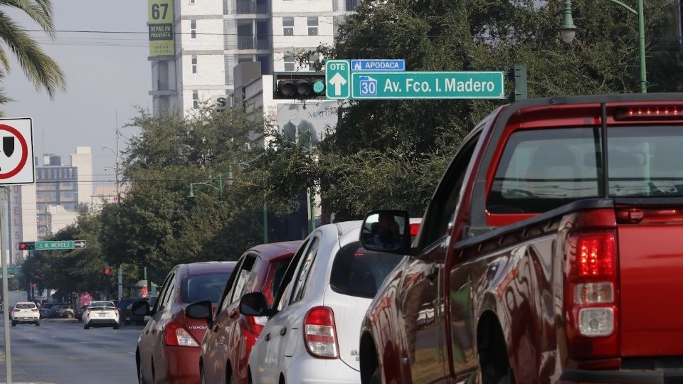 Falta de sincronización de semáforos, atora vialidad en Monterrey