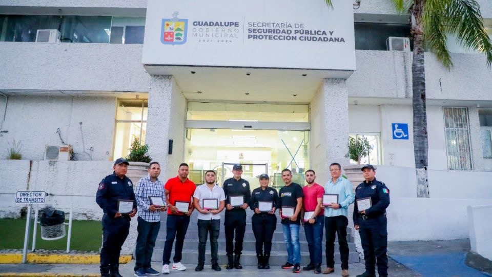 Guadalupe reconoce a policías que salvaron a niños de incendio