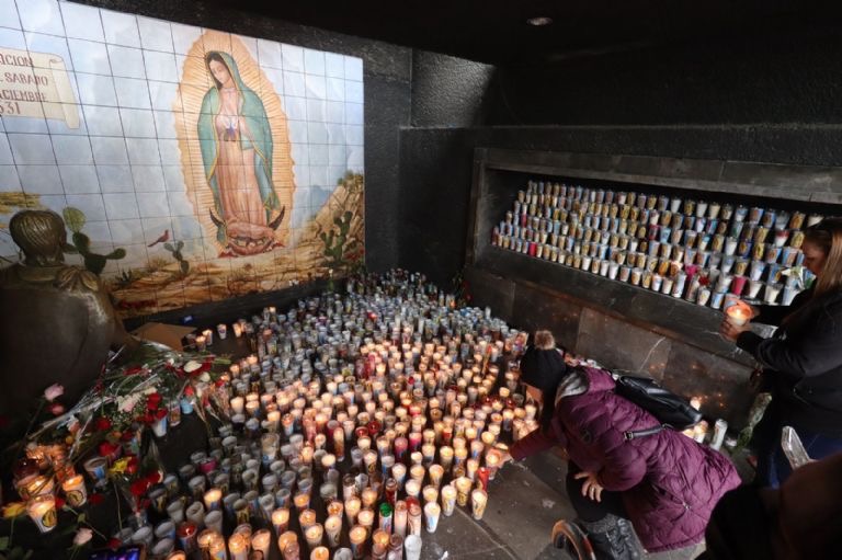 Regios aprovechan asueto para visitar Basílica de Guadalupe