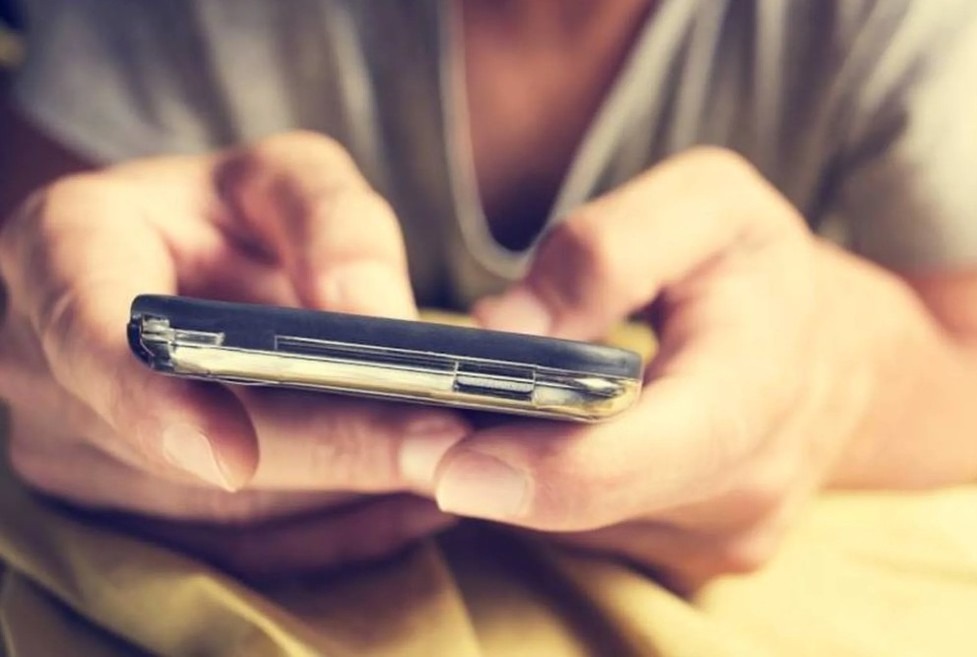 ¿Por qué es ilegal revisar el celular de tu pareja?