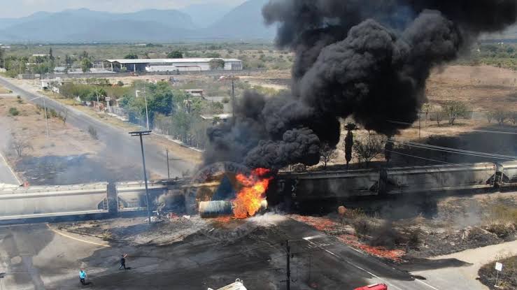 Se incendia pipa tras chocar contra tren en Salinas Victoria