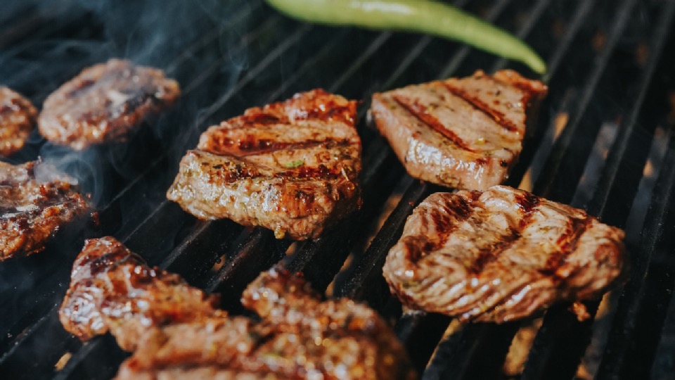 Advierten riesgo de consumo excesivo de carne en fin de año