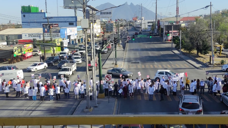 Trabajadores del ISSSTE protestan en avenida Gonzalitos y Ruiz Cortines