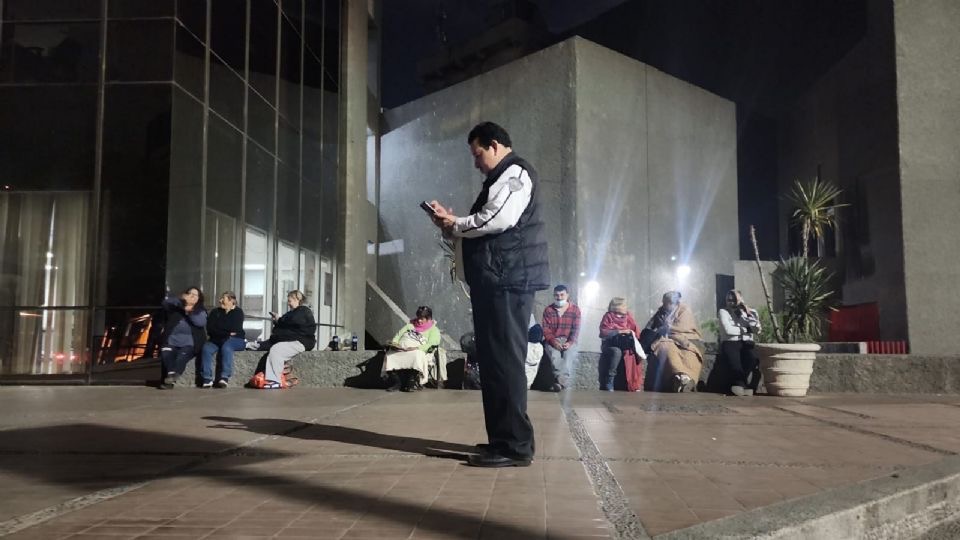 Pasan la noche haciendo fila afuera de oficinas de Infonavit en Monterrey