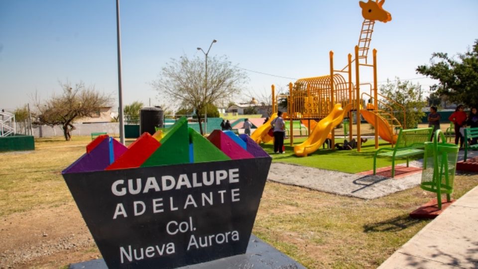 Instalan Jirafa ‘Lupita’ en plazas públicas de Guadalupe