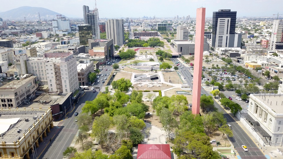Centro de Monterrey necesita banquetas más anchas: Especialista