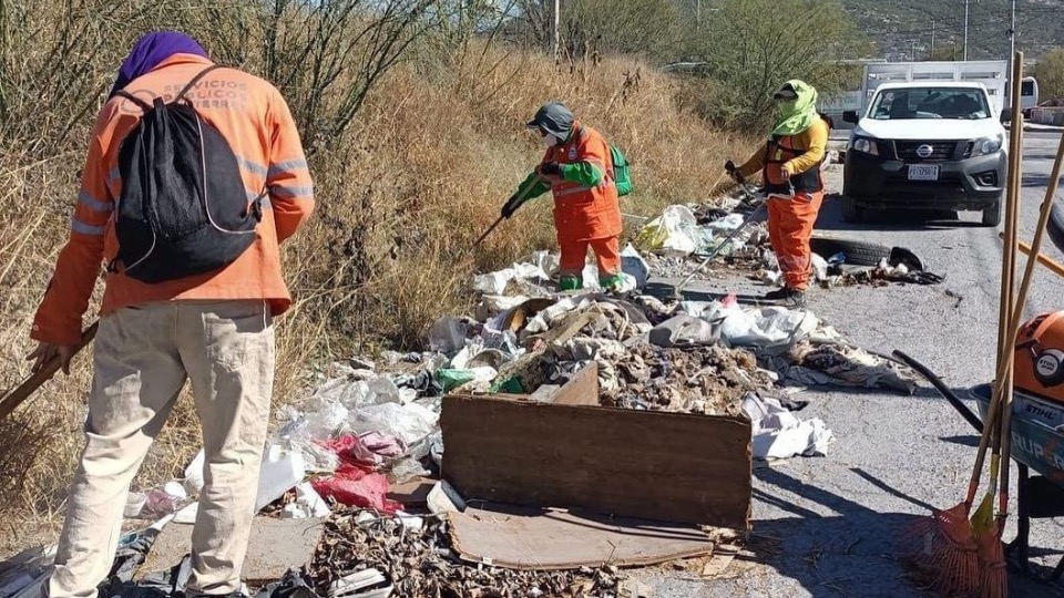Monterrey recupera vialidad al quitar 250 toneladas de basura