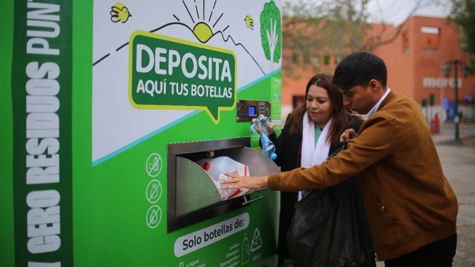 Esta máquina ubicada en Monterrey te da dinero si reciclas plástico