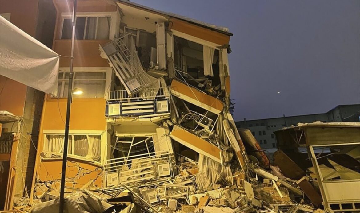 Terremoto en Turquía mata a más de 4,000 personas