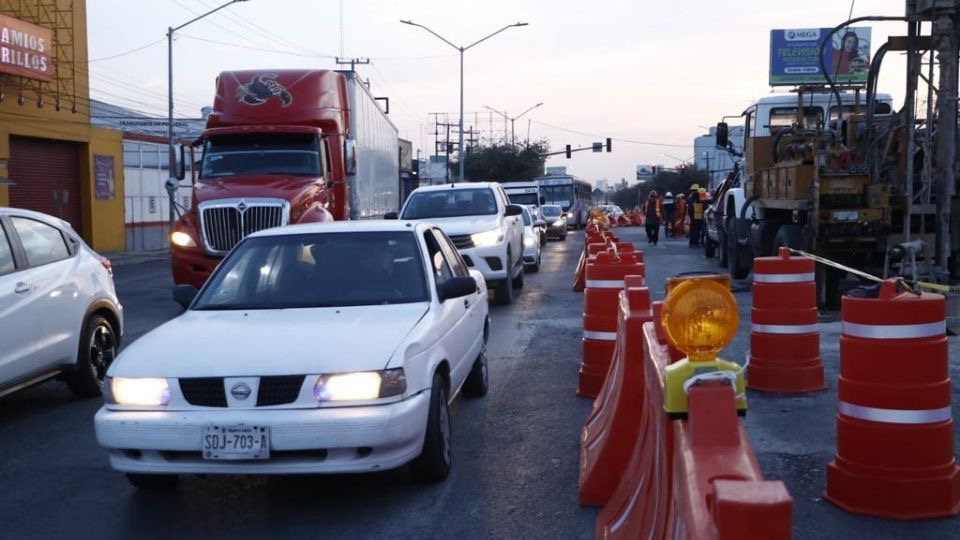 Obras por Línea 6 del Metro colapsan vialidad en Monterrey