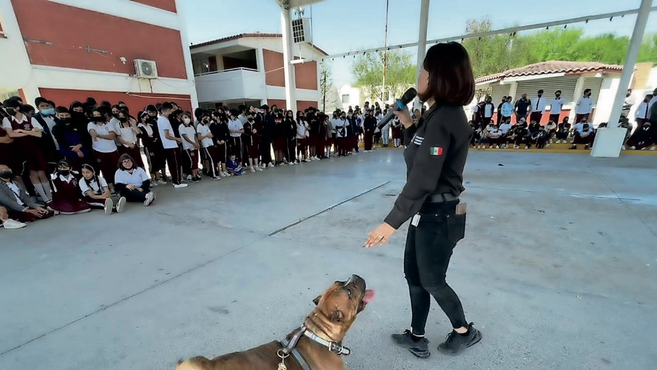 Bienestar Social de Apodaca enseña a estudiantes cuidado de mascotas