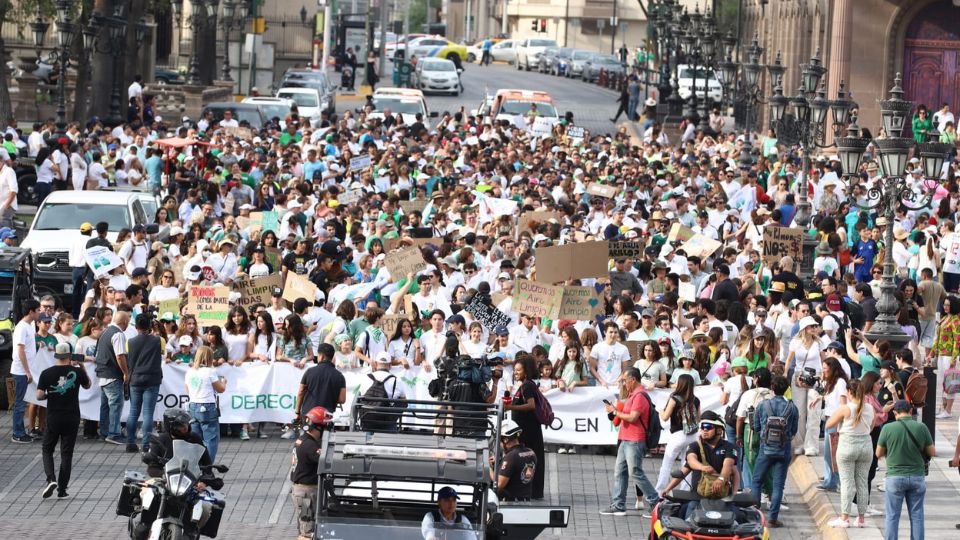 Marchan más de 2 mil regios por un aire limpio para Monterrey