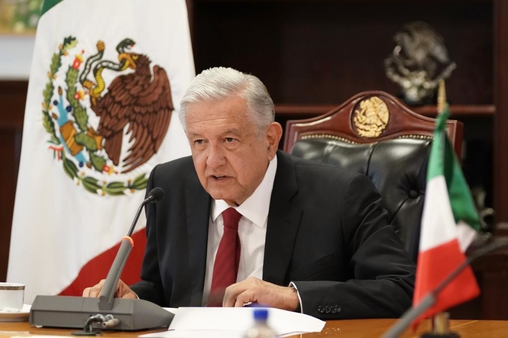 Expone López Obrador ‘finiquitos’ de consejeros del INE