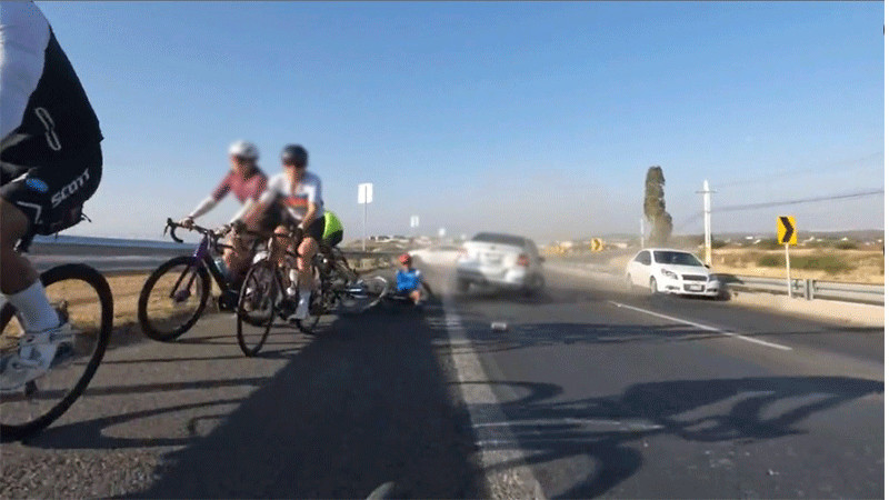 Conductor embiste a grupo de ciclistas en Querétaro
