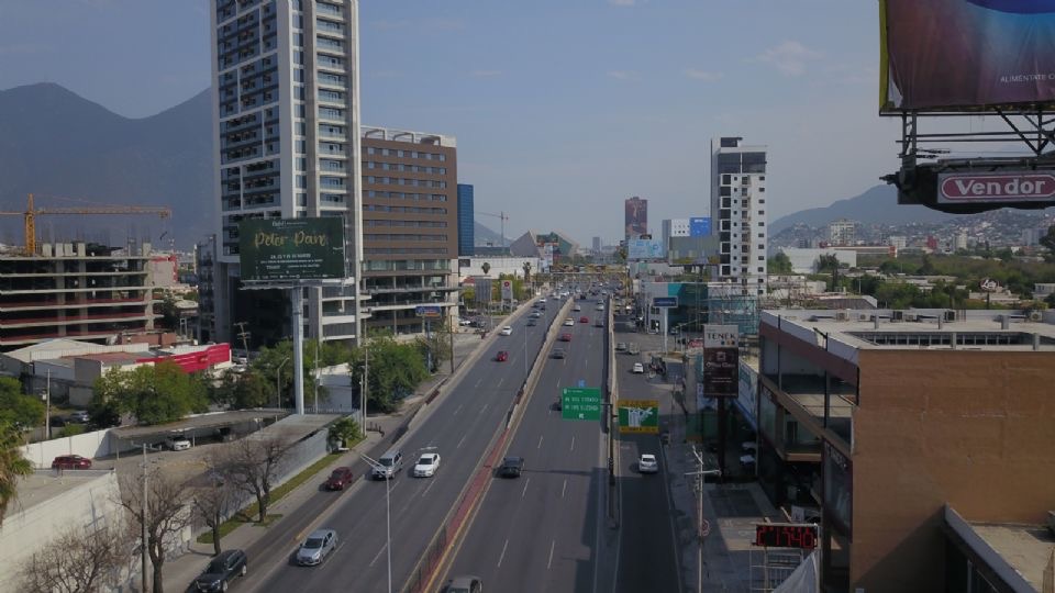 Tráfico disminuye en Nuevo León; contaminación no
