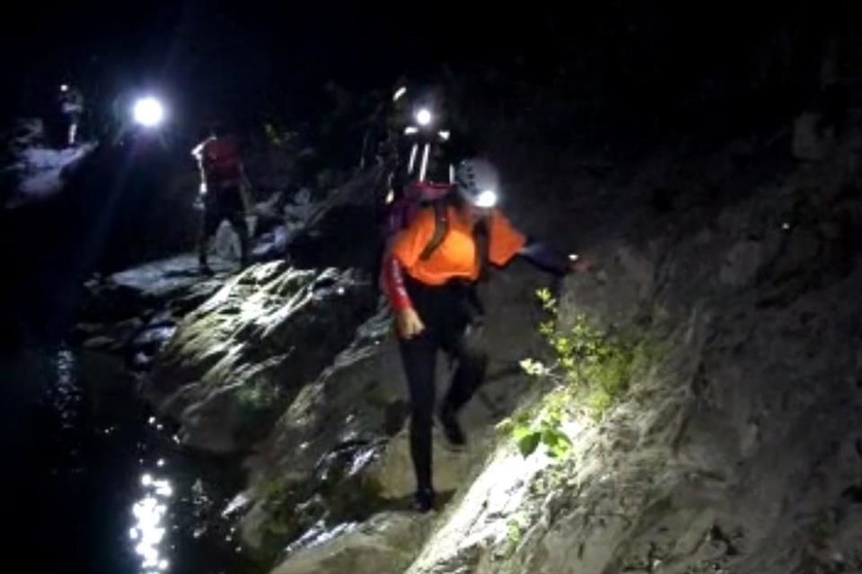 Protección Civil rescata a senderistas en sierra de Santiago