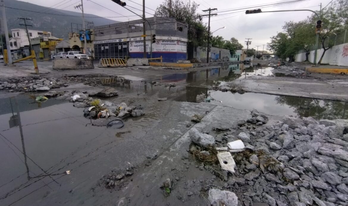 Forman obras y lluvias pista de obstáculos en Monterrey