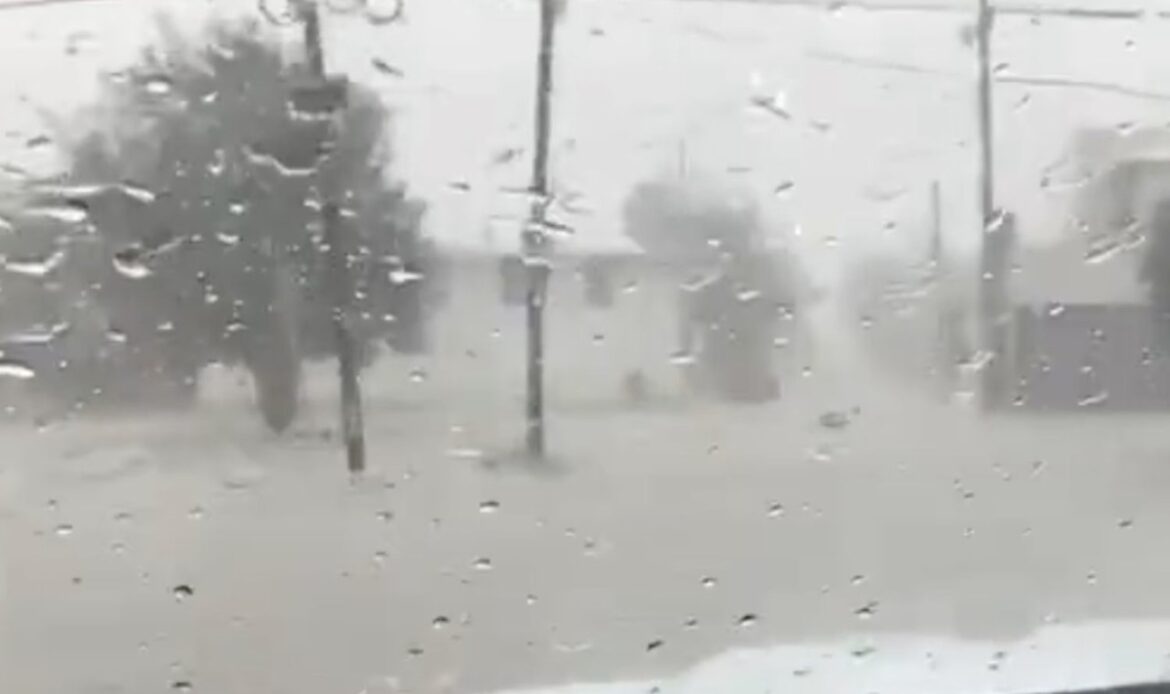 Cae lluvia y granizo en el municipio de Sabinas Hidalgo