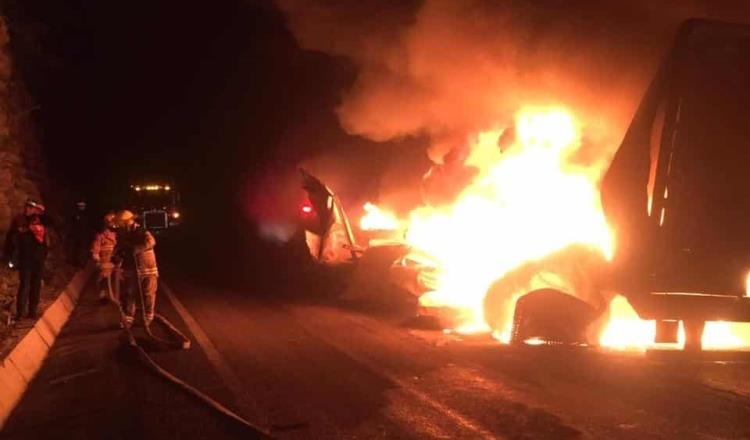 Se incendia tráiler en autopista de Ciénega de Flores