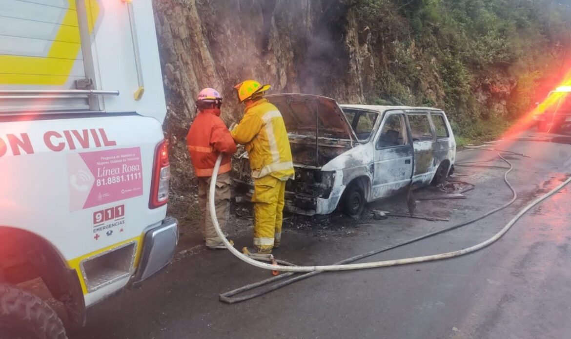 Se incendia minivan en la Sierra de Santiago