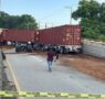 Choque de tráiler causa caos vehicular en Carretera Nacional