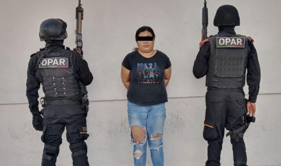 Fuerza Civil detiene a mujer con arma larga y droga