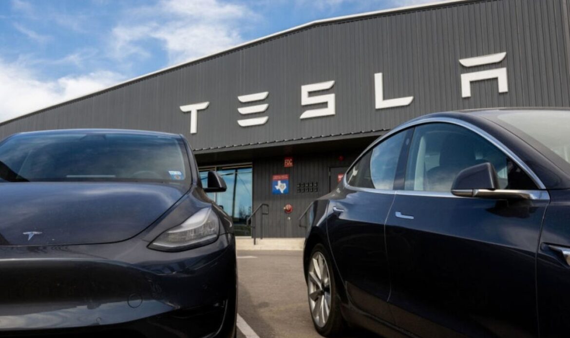 Lanza Tesla vacantes home office; no pide título