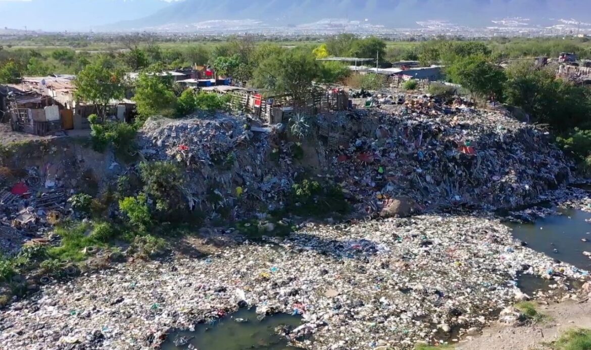 Acumula río Pesquería miles de toneladas de desechos