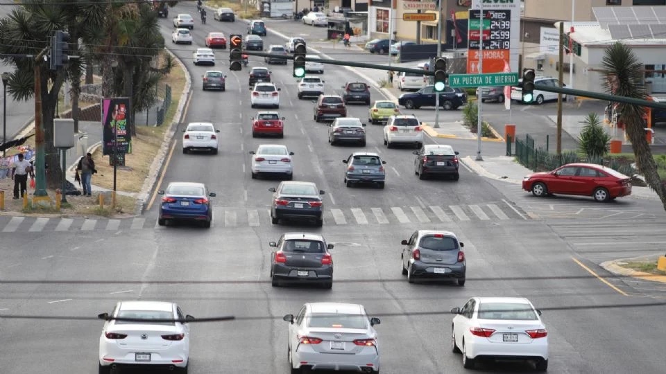 Semáforos deficientes atoran vialidad en área metropolitana