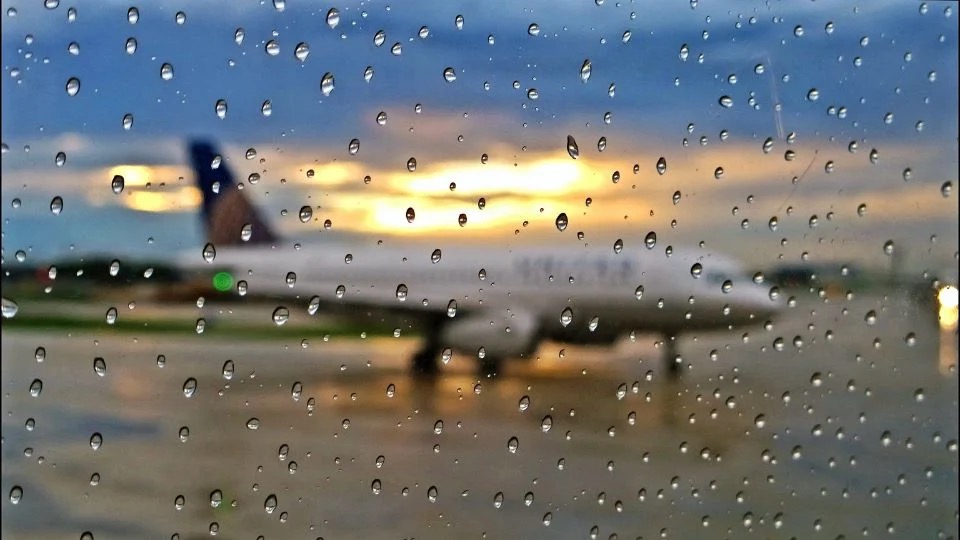 Tras lluvia, Aeropuerto de Monterrey suspende viajes y desvía 12 vuelos