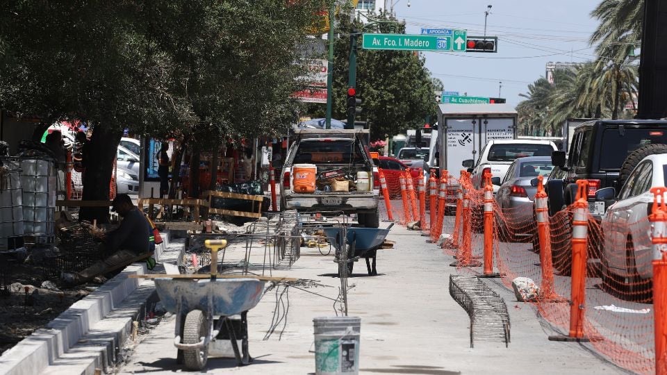 Remodelación de banquetas colapsa vialidad e incomoda a peatones en avenida Madero