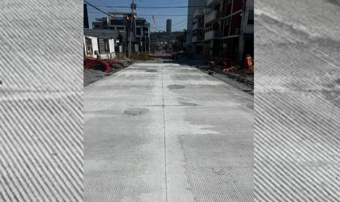 Demuelen y reponen concreto de calle Tamazunchale en San Pedro