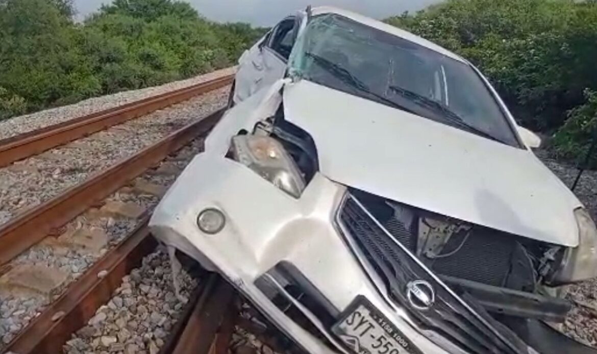 Choca auto contra tren en Pesquería; lo arrastra 150 metros