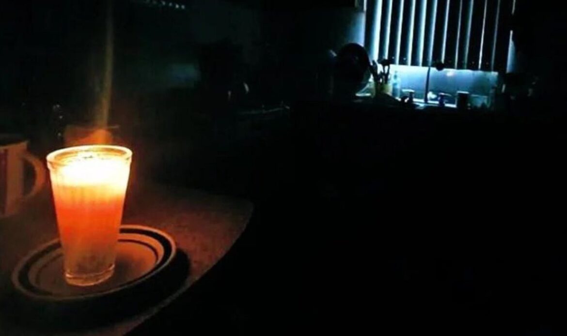 Suman 15 horas sin luz en fraccionamiento en Guadalupe