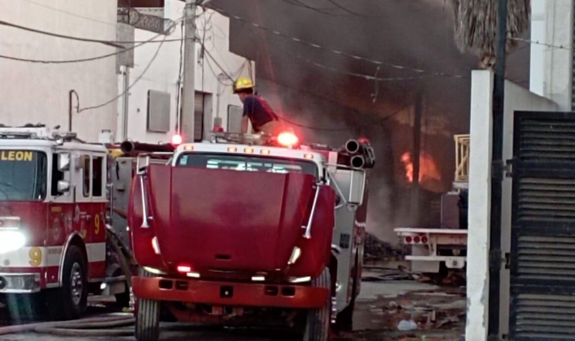 Incendio consume 10 bodegas en Parque Industrial de Apodaca