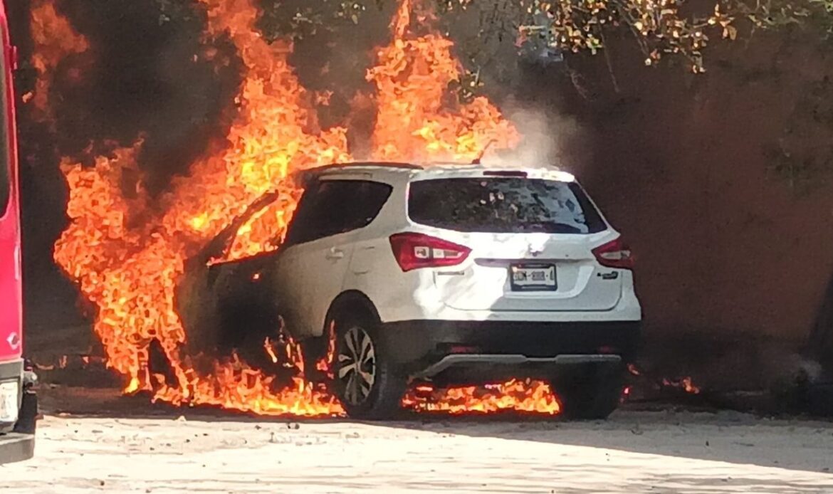 Se incendia camioneta de sacerdote en parroquia de Monterrey
