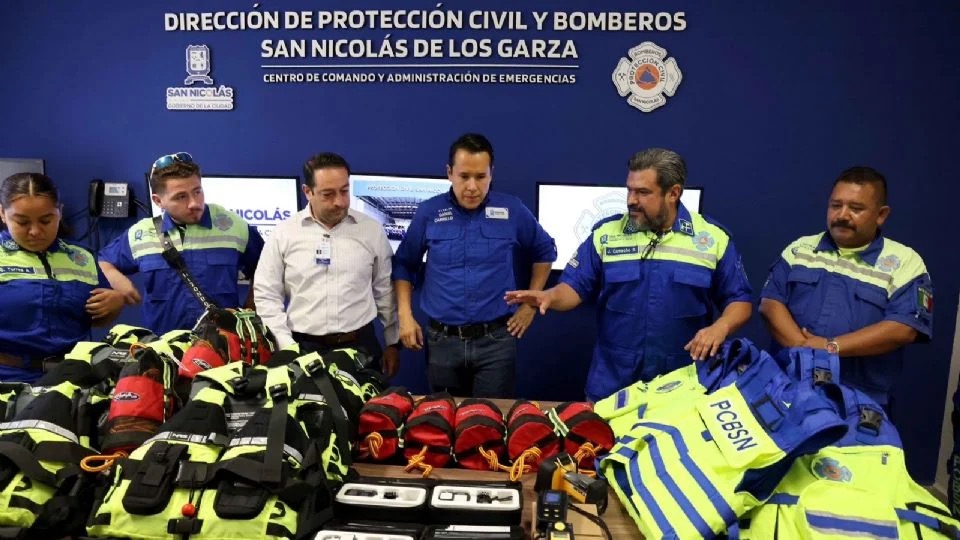 San Nicolás entrega chalecos antibalas a elementos de Protección Civil