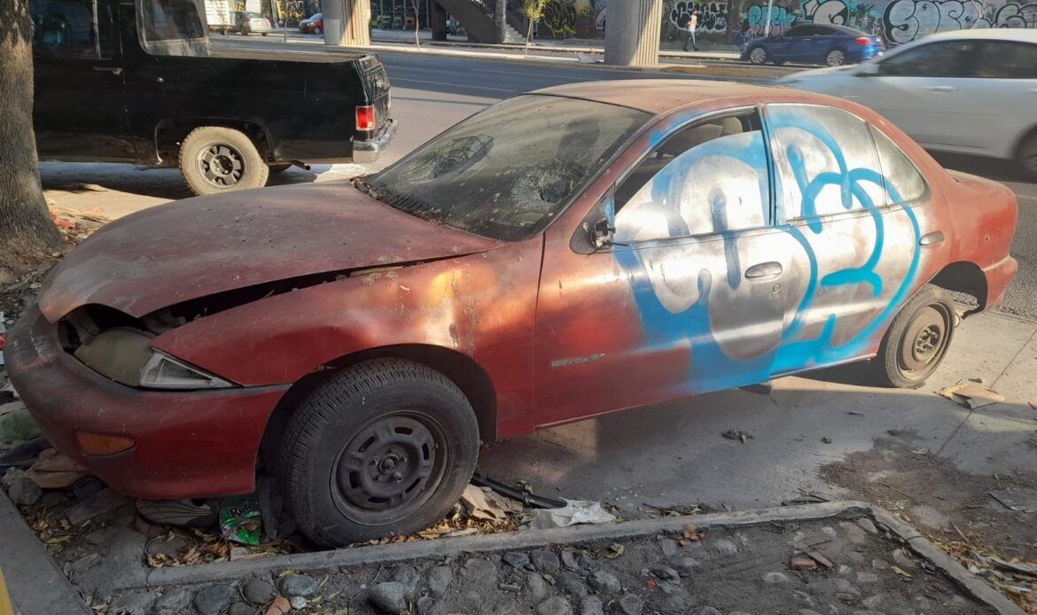 Abunda basura en Colón; hay hasta un carro abandonado