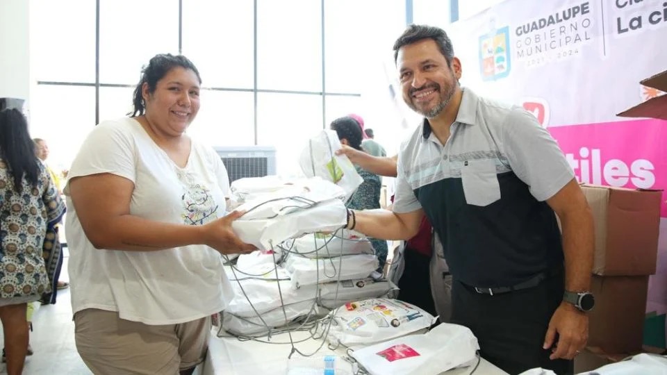 Guadalupe inicia con la entrega de más de 60 mil paquetes de útiles escolares