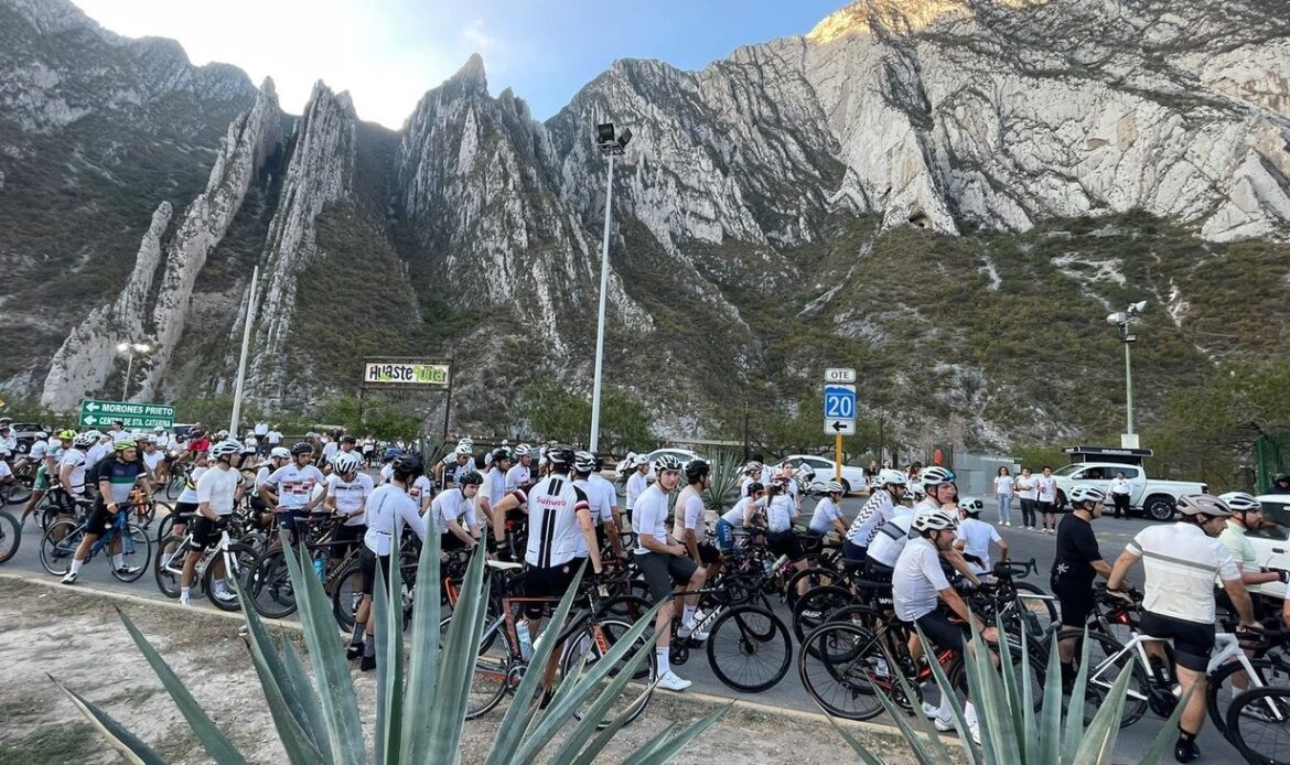 Protestan ciclistas en la entrada de La Huasteca