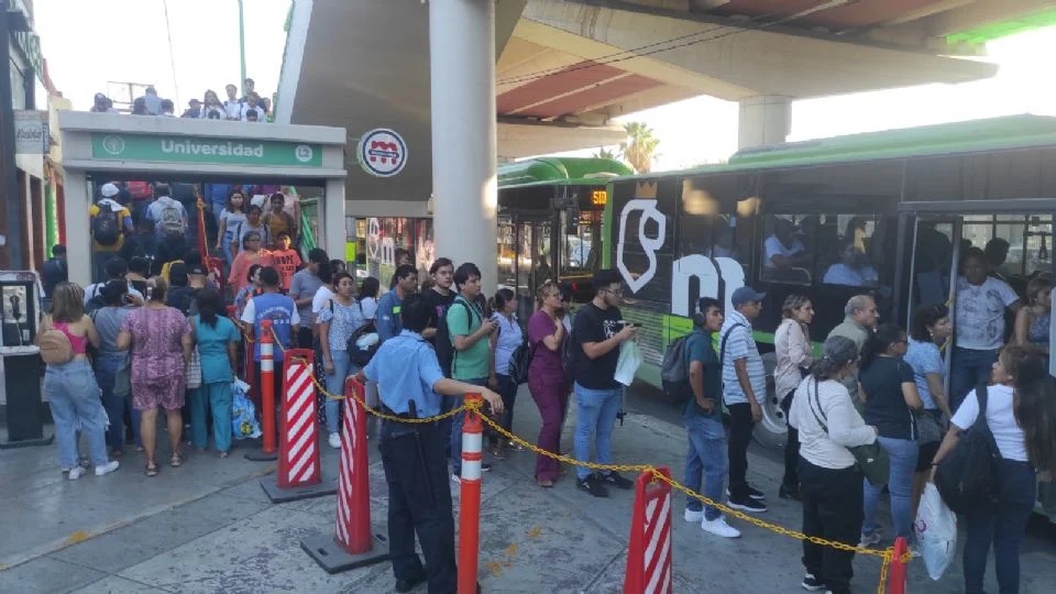 Sube Metro a 7 pesos en Monterrey, con servicio deficiente