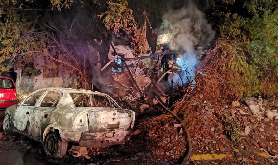El incendio de un automóvil frente a un domicilio, provocó la movilización de bomberos y Protección Civil.