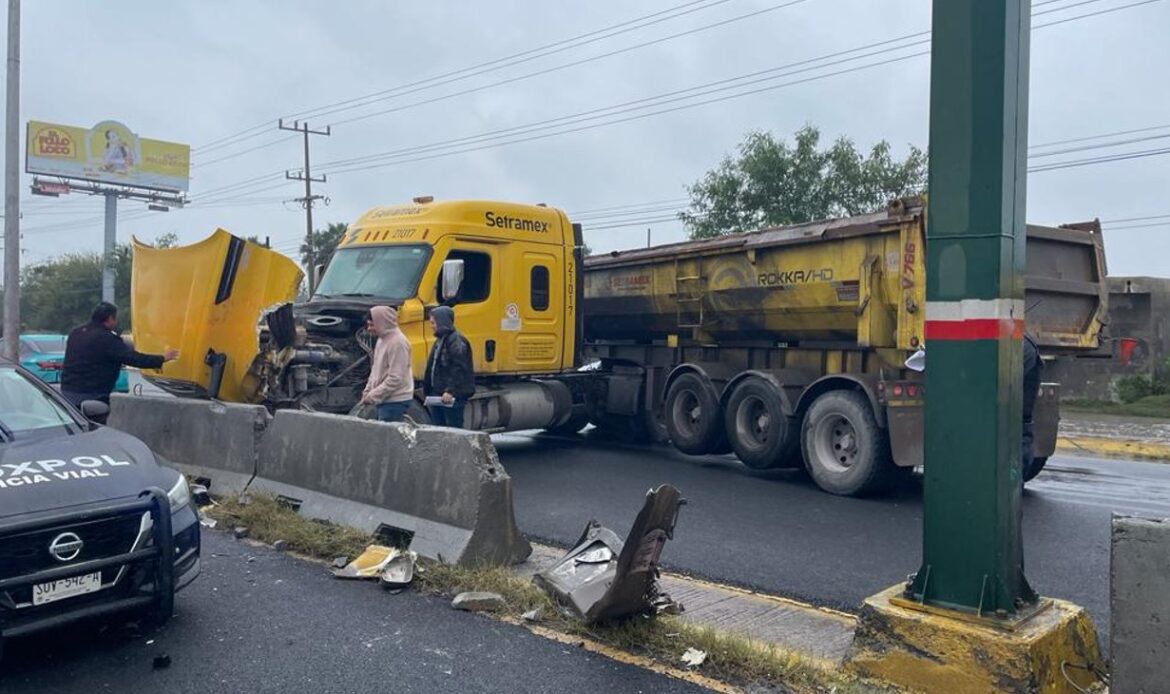 Se estrella trailer y colapsa carretera a Nuevo Laredo