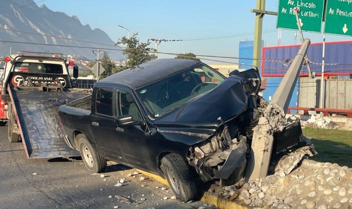 Impacta camioneta contra poste de CFE en avenida Rangel Frías